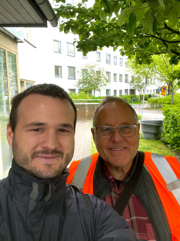 Jonathan Sjösvärd och Lennart Levander trygghetsbesiktigar hos Stockholmshem.