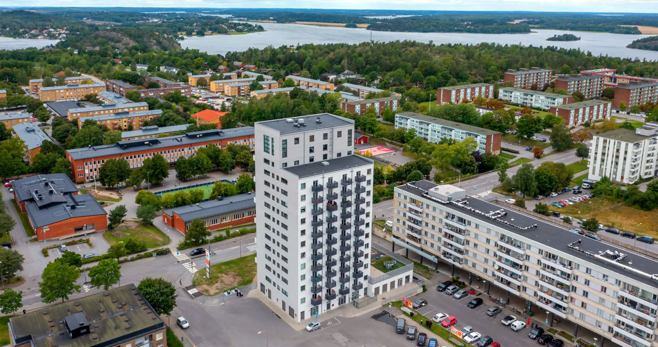I dag förvaltar Sveafastigheter en fastighet med cirka 80 lägenheter i Vårbergs centrum som de förvärvade 2020. Foto: Sveafastigheter