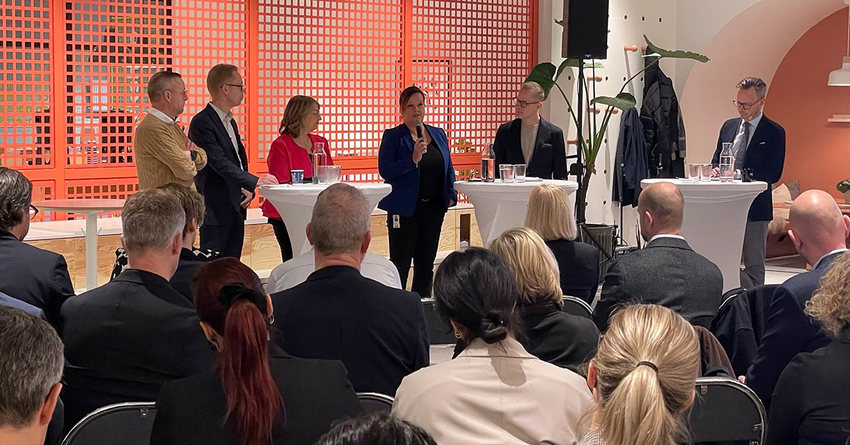 Idag deltog Skärholmens Fastighetsägare på det frukostmöte där kommunstyrelseordförandena Karin Wanngård (Stockholm) och Sara Heelge Vikmång (Huddinge) presenterade ett nytt samverkansavtal för den regionala stadskärnan Kungens Kurva – Skärholmen.