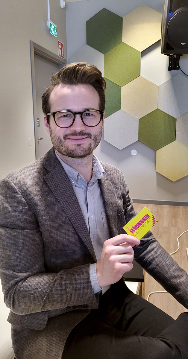 Jonathan Sjösvärd, projektledare, Skärholmens Fastighetsägare med sitt guldkort.