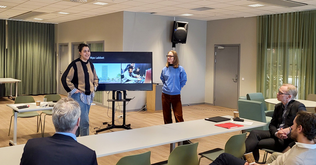 Maja Salomonsson och Valentina Bender från Kulturhuset Stadsteatern i Skärholmen var på plats och berättade om sin verksamhet och planerna för den nya ungdomsverksamheten för, med och av barn och unga mellan 5-19 år i Skärholmen.