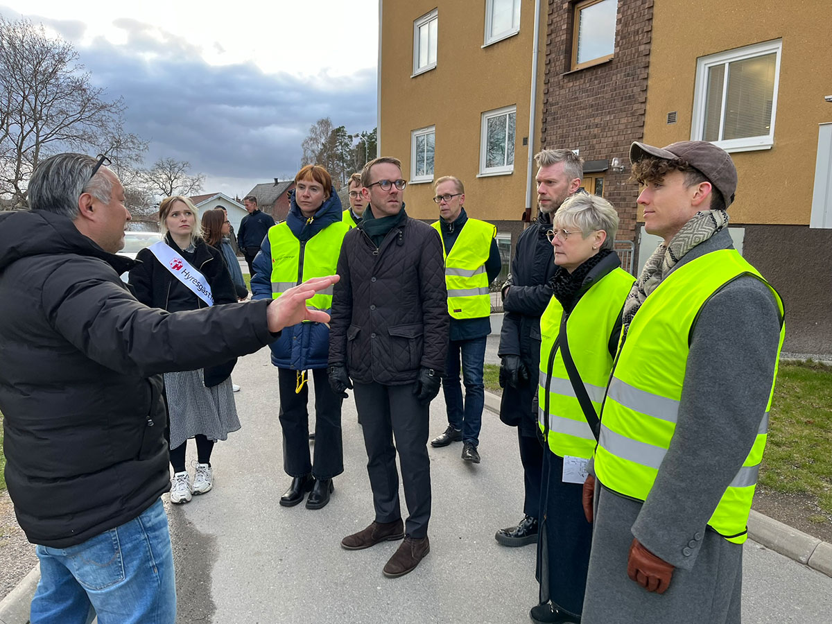 Tillsammans med hyresgästföreningen har vi sedan en tid tillbaka planerat och samordnat en trygghetsvandring i Vårberg med bostadsministern Andreas Carlson.