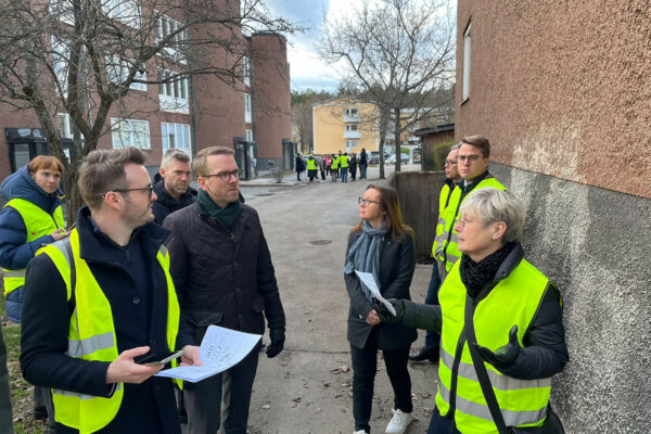 Tillsammans med hyresgästföreningen har vi sedan en tid tillbaka planerat och samordnat en trygghetsvandring i Vårberg med bostadsministern Andreas Carlson.