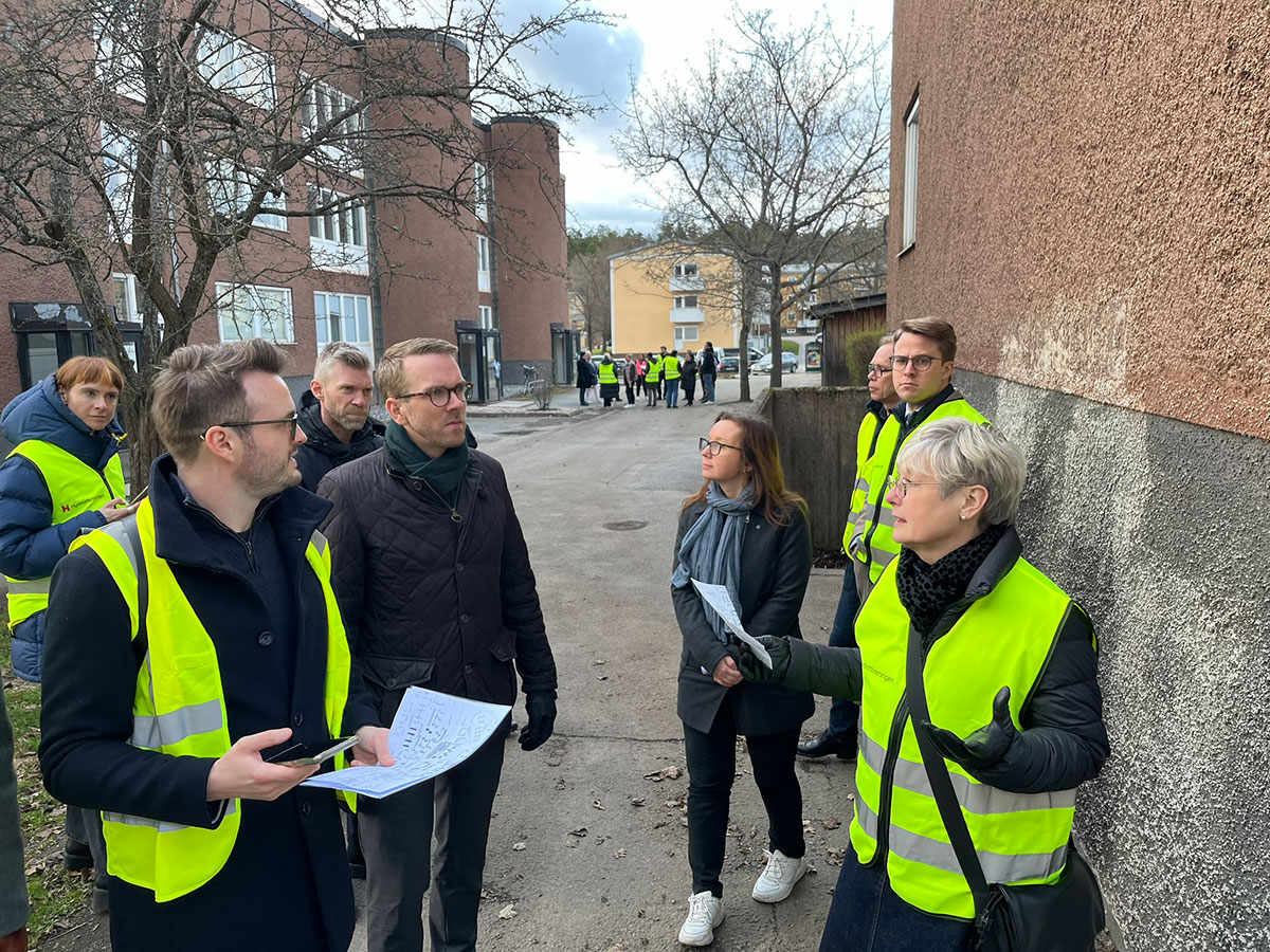 Tillsammans med hyresgästföreningen har vi sedan en tid tillbaka planerat och samordnat en trygghetsvandring i Vårberg med bostadsministern Andreas Carlson.