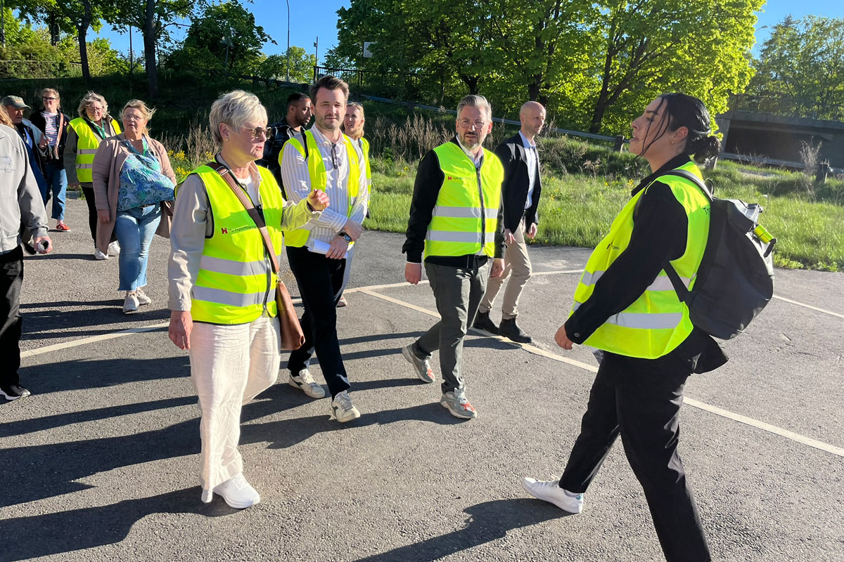 I veckan bjöd Hyresgästföreningen in till en trygghetsvandring där Centerpartiets partiledare Muharrem Demirok deltog för att få en bild av Sätra och Bredäng.