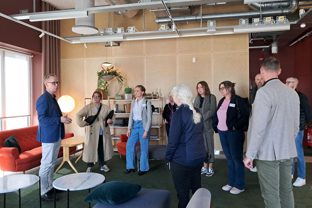 Vi träffades i Stockholmshems nya lokaler i Skärholmen där Olle Torefeldt som är vice vd på Stockholmshem och ordförande i Skärholmens Fastighetsägare bjöd på en rundvandring efter den givande och inspirerande lunchen.