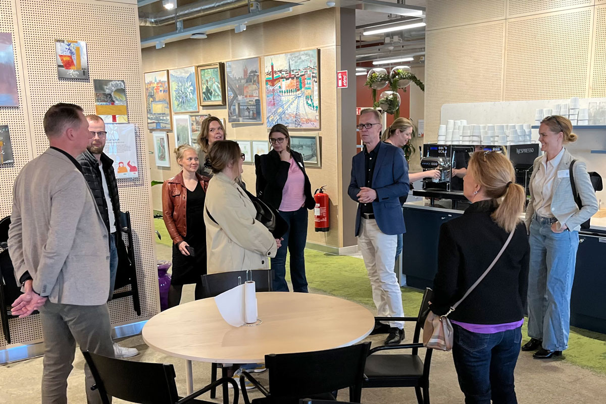 Vi träffades i Stockholmshems nya lokaler i Skärholmen där Olle Torefeldt som är vice vd på Stockholmshem och ordförande i Skärholmens Fastighetsägare bjöd på en rundvandring efter den givande och inspirerande lunchen.