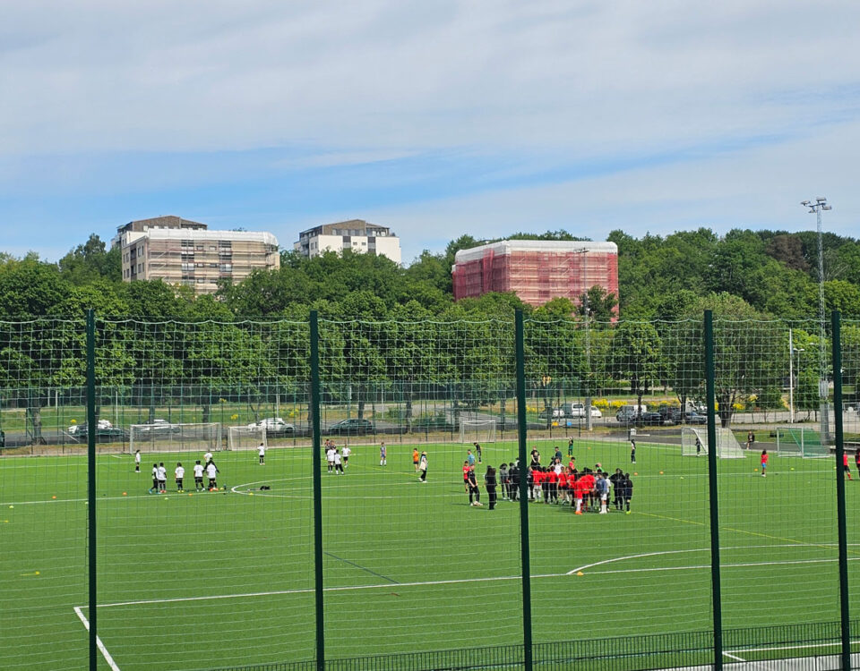I sommar bjuder IFK Stockholm på en rad fotbollsaktiviteter för barn och ungdomar i Skärholmen i samverkan med lokala aktörer och stadsdelsförvaltningen.
