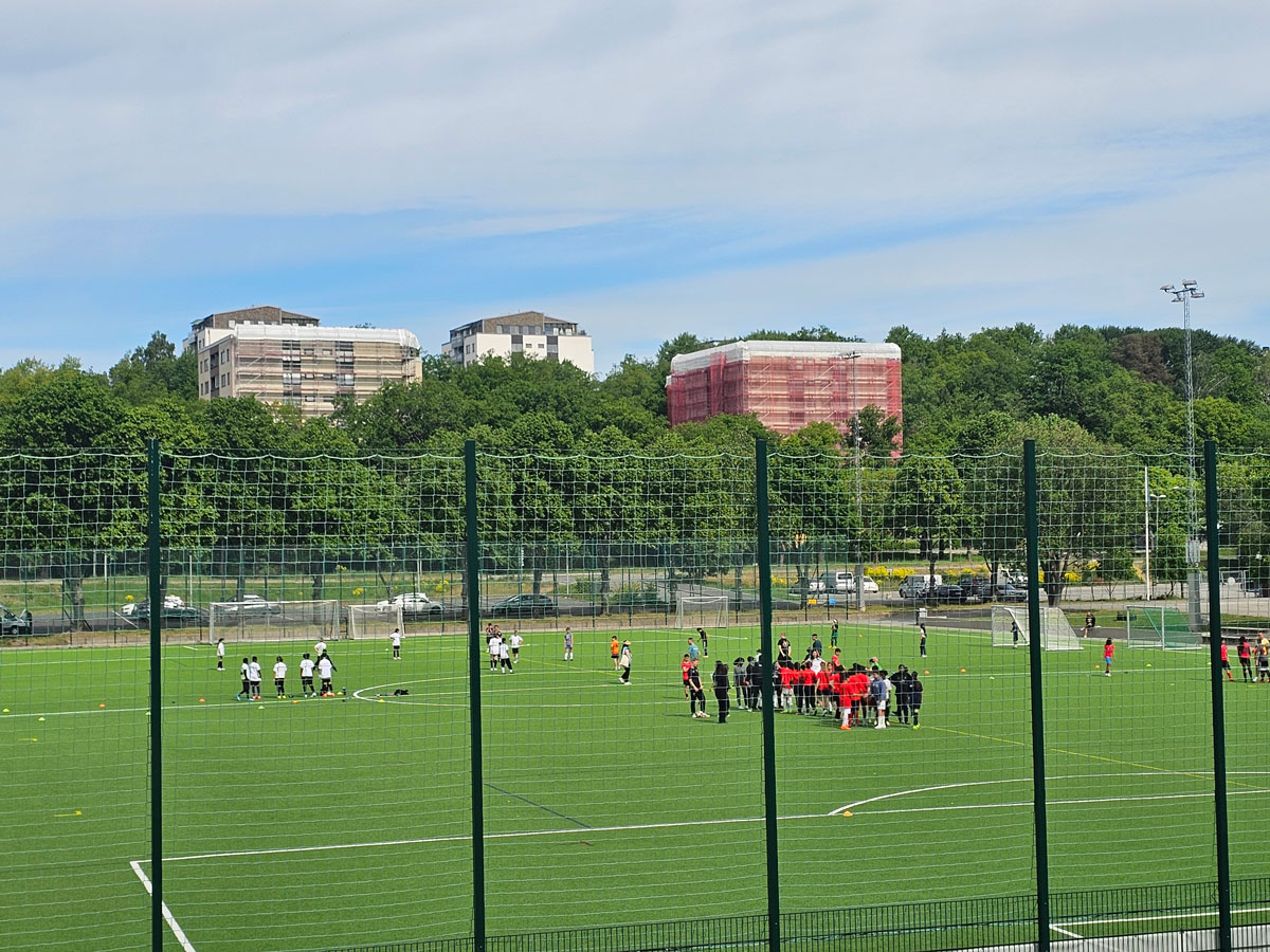 I sommar bjuder IFK Stockholm på en rad fotbollsaktiviteter för barn och ungdomar i Skärholmen i samverkan med lokala aktörer och stadsdelsförvaltningen.