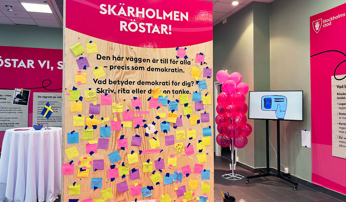 En vakant lokal i Skärholmens centrum har fyllts med aktiviteter och information om valet.