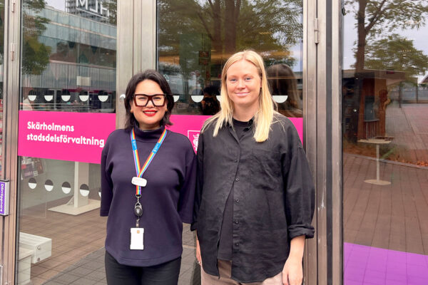 Yaowapa och Johanna Yaowapa Karlsson, äldrefältare och verksamhetsutvecklare på Skärholmens Stadsdelsförvaltning och Johanna Lindström, områdessamordnare på Skärholmens stadsdelsförvaltning